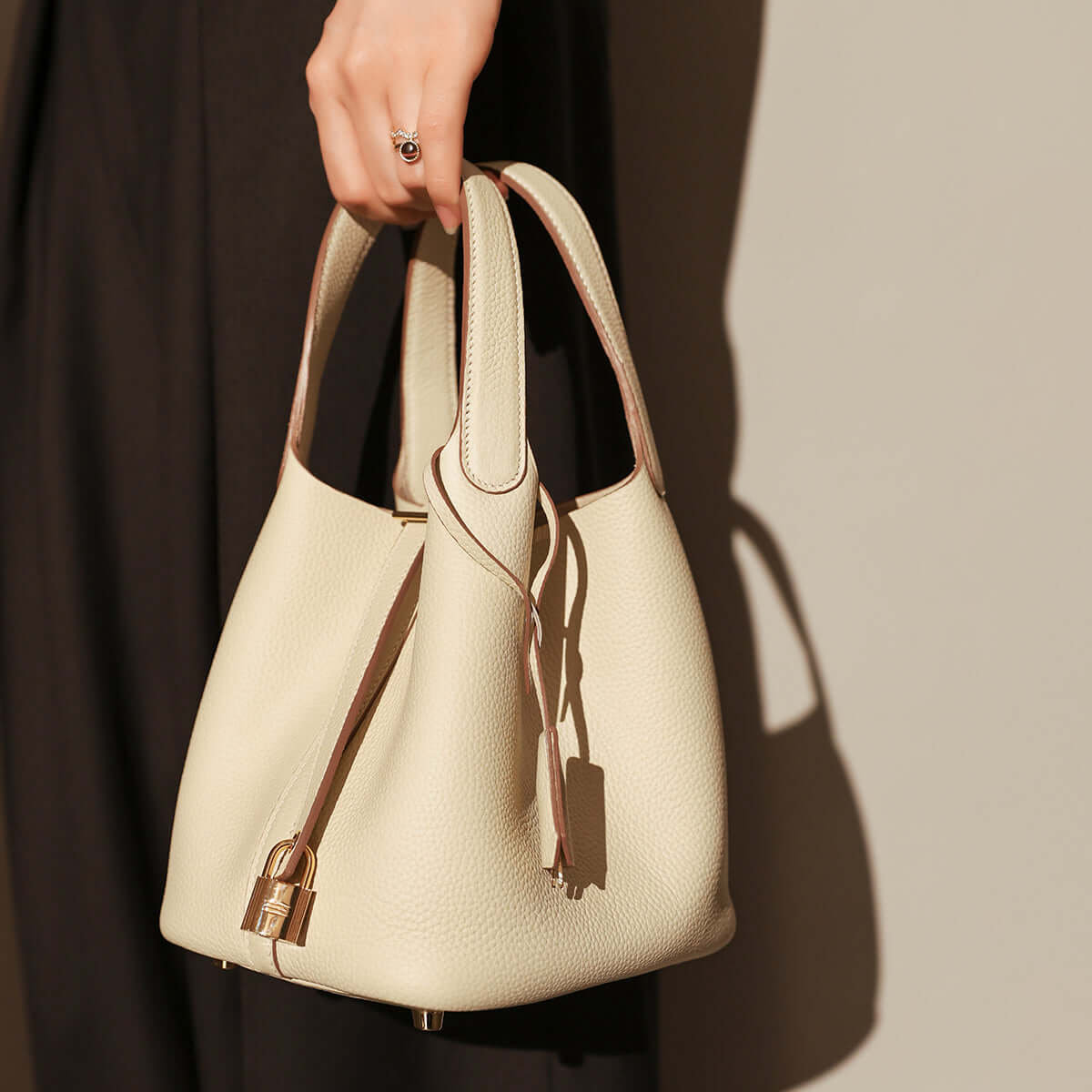 Bucket Tote Bag with Lock Cilela