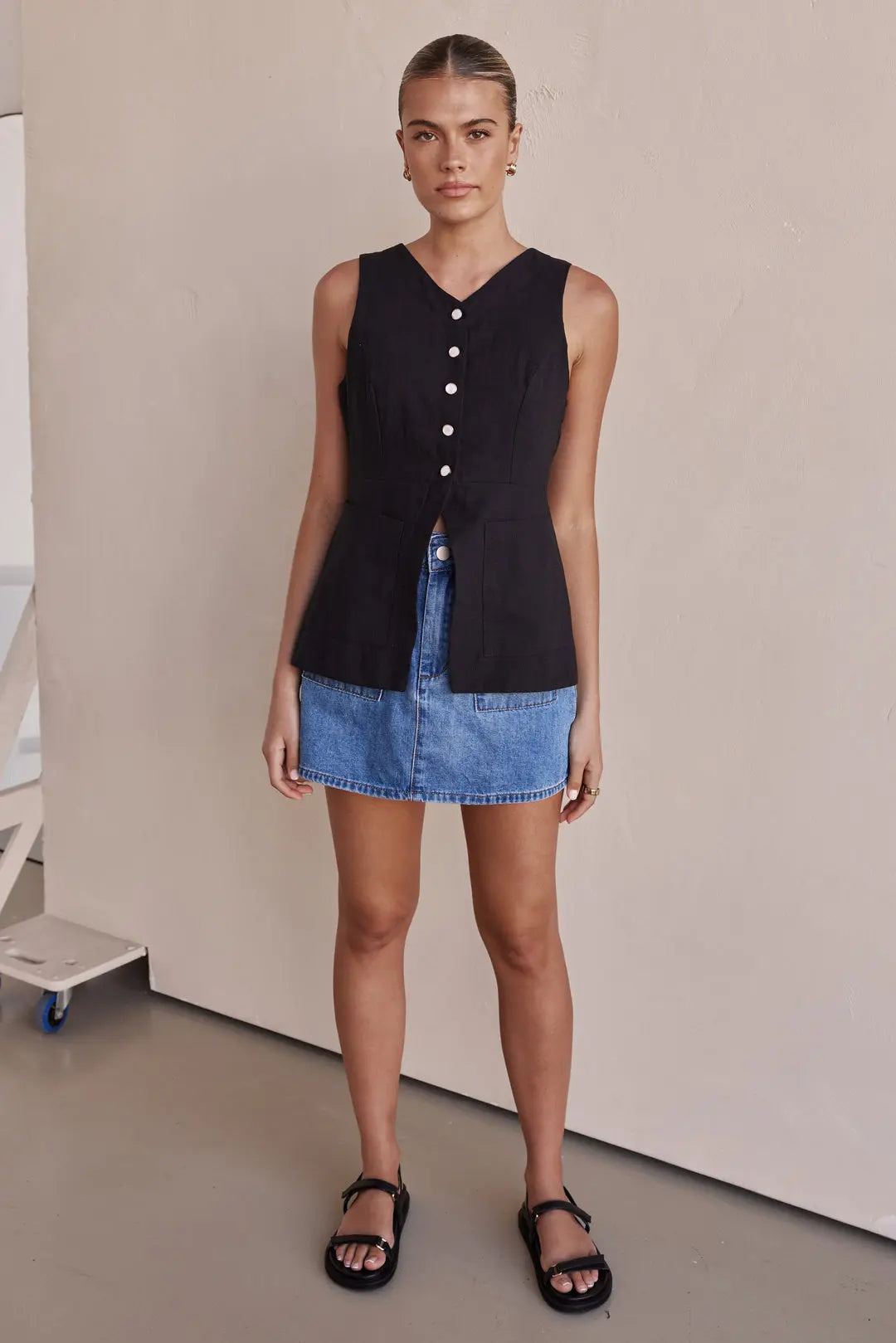 Black Linen Vest with Pockets Breathe by November 28