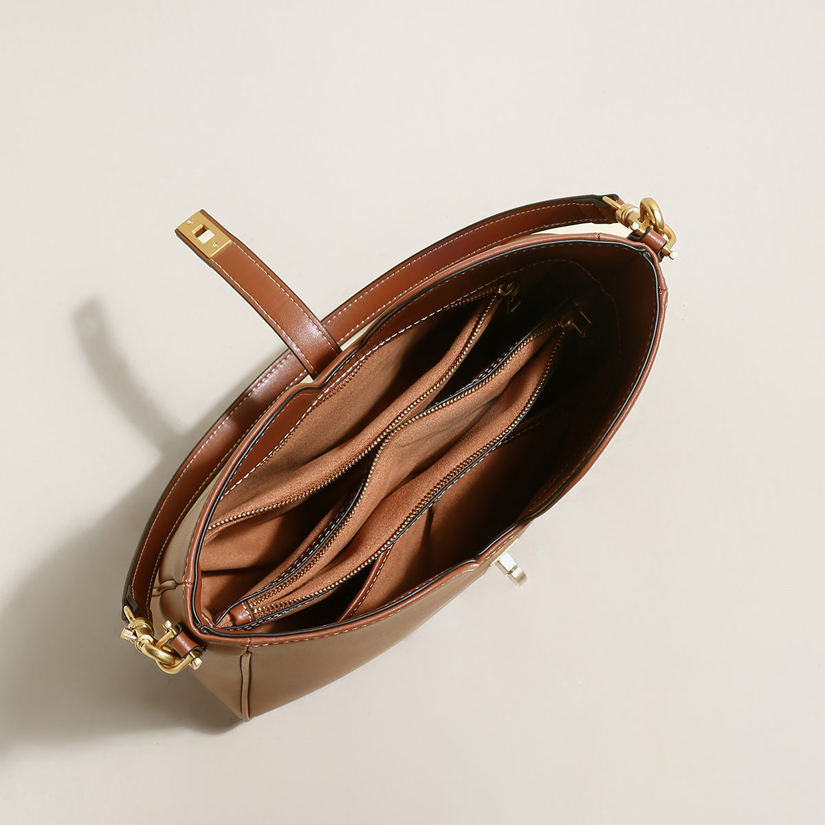 Scallop Leather Tote Cilela