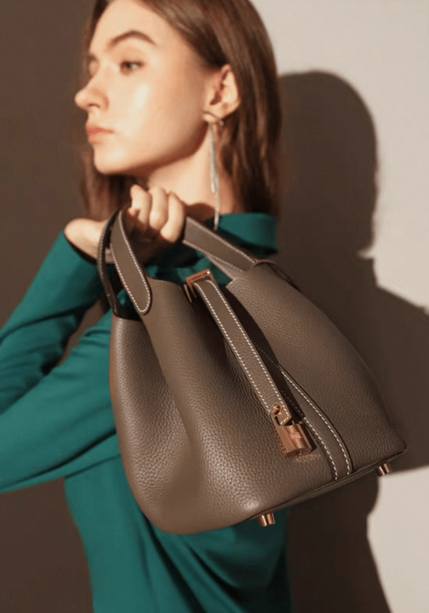 Bucket Bag mit Schloss | Geschmeidiges Volumen in strukturiertem TC - Vollrindleder - Giovanni Battaglia