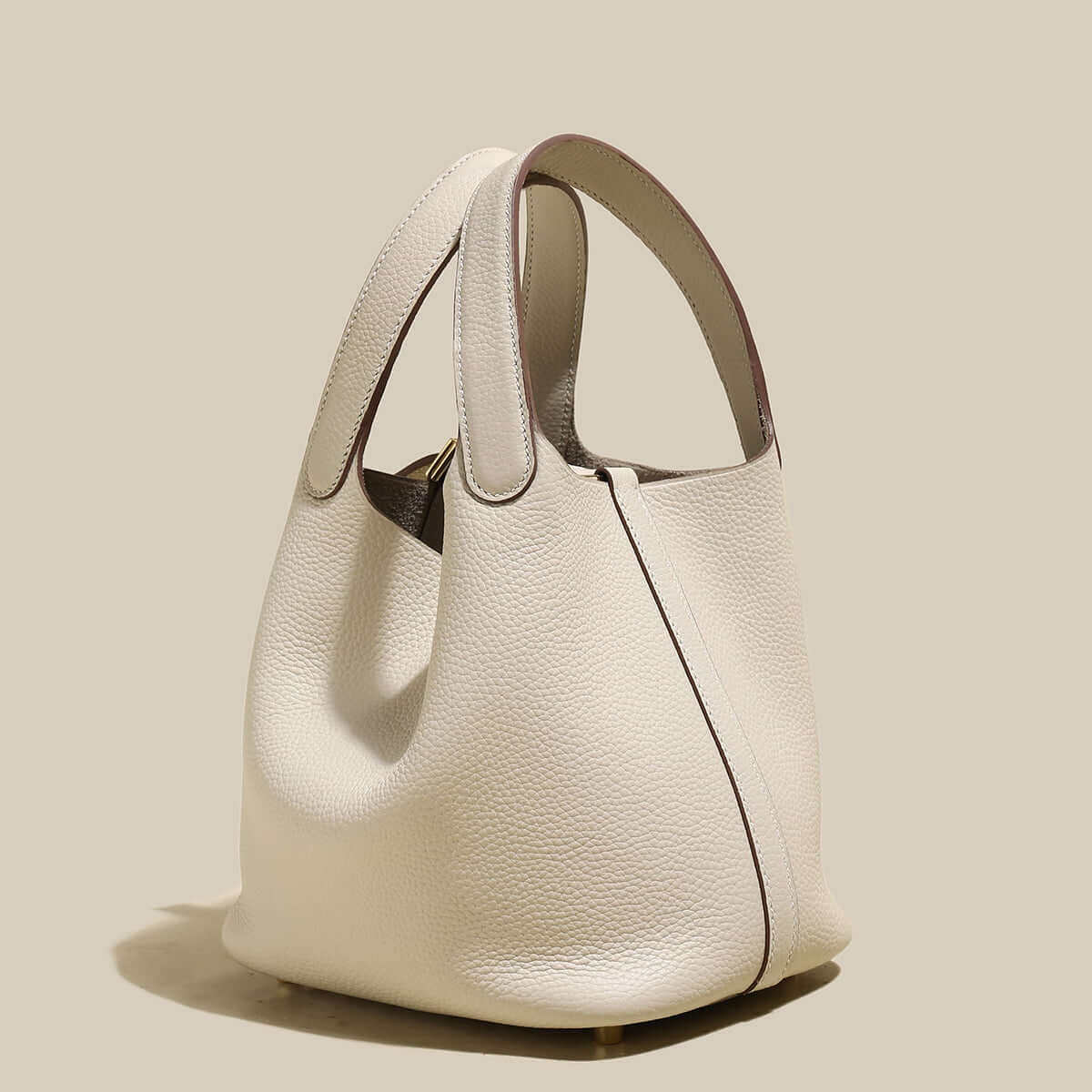 Bucket Bag mit Schloss | Geschmeidiges Volumen in strukturiertem TC - Vollrindleder - Giovanni Battaglia