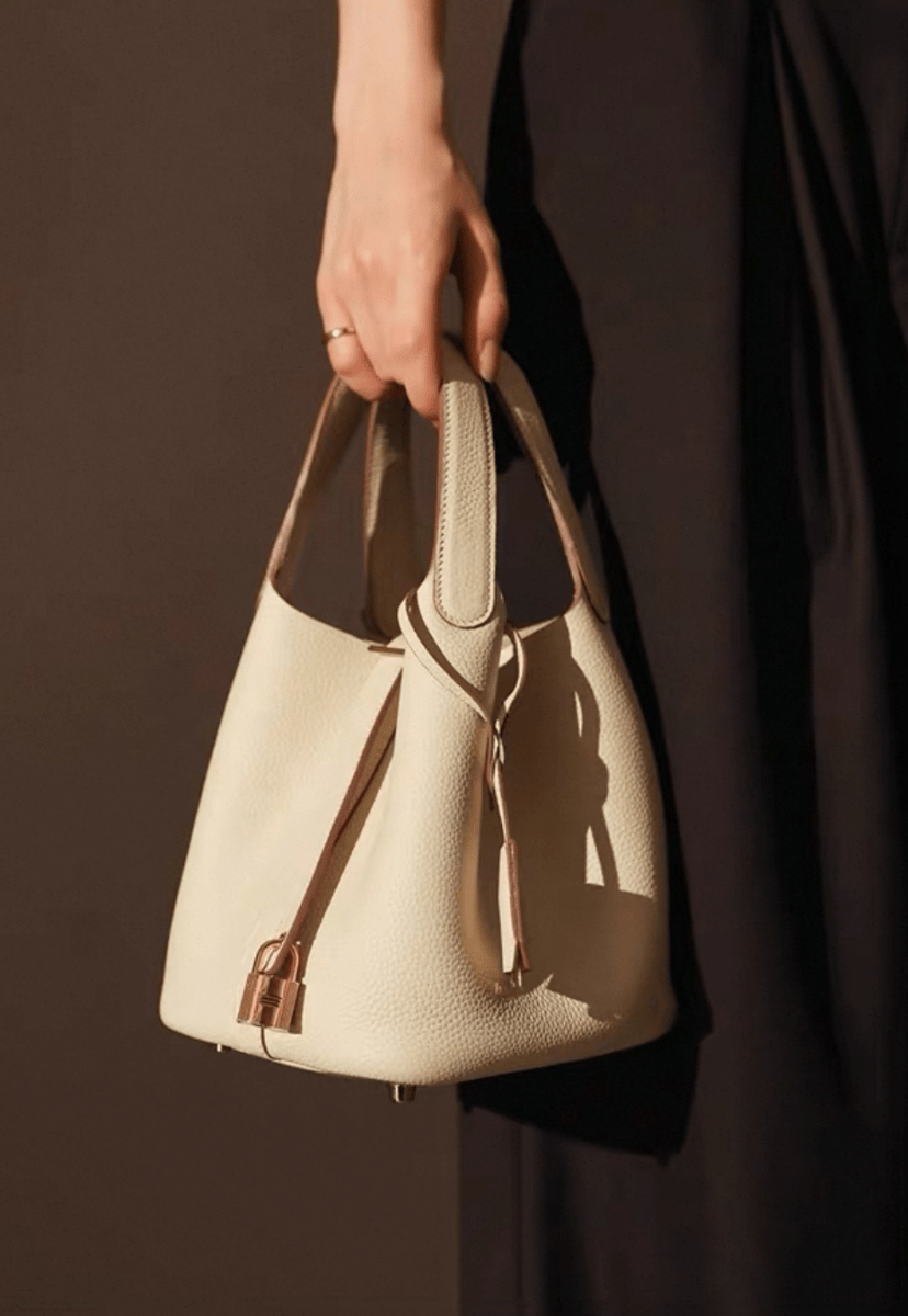 Bucket Bag mit Schloss | Geschmeidiges Volumen in strukturiertem TC - Vollrindleder - Giovanni Battaglia