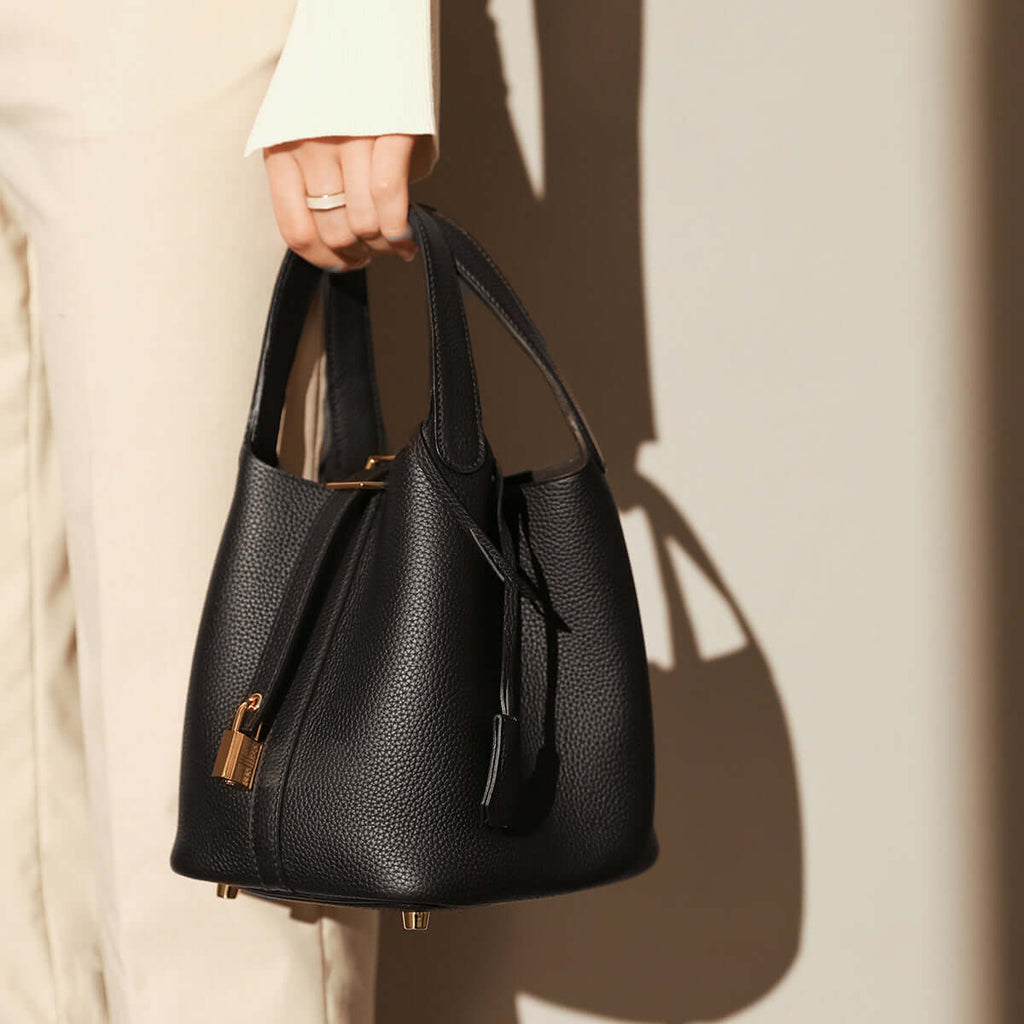 Bucket Bag mit Schloss | Geschmeidiges Volumen in strukturiertem TC - Vollrindleder - Giovanni Battaglia